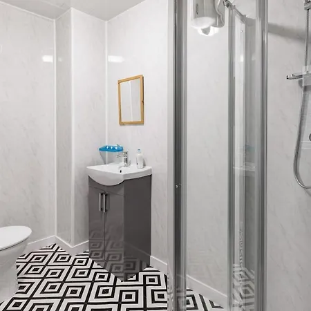 Apartment Centre 5 With Kitchenette, Free Wifi And Smart Tv With Netflix By Yoko Middlesbrough